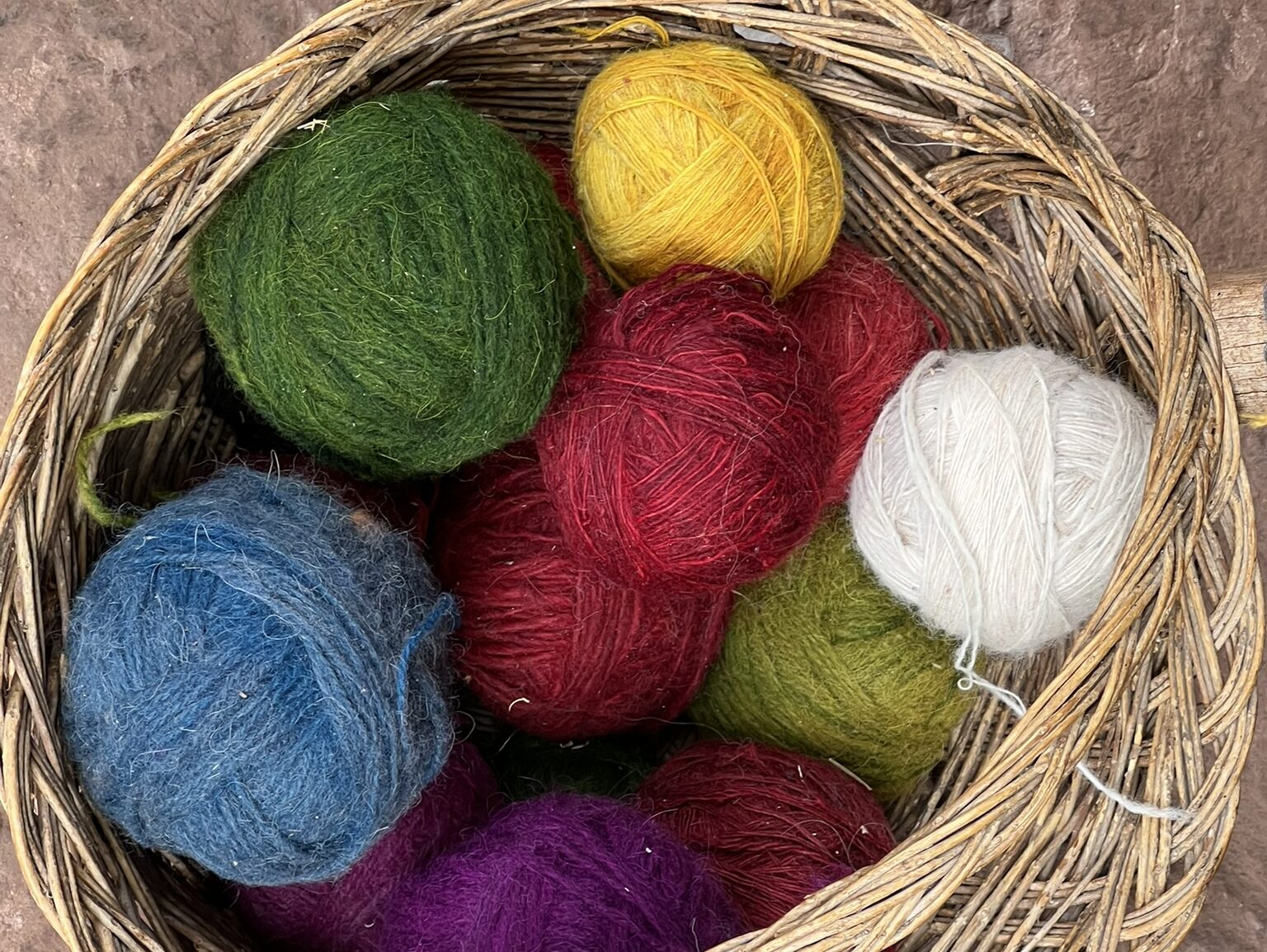 En guide, färgade garner och en massa kameldjur